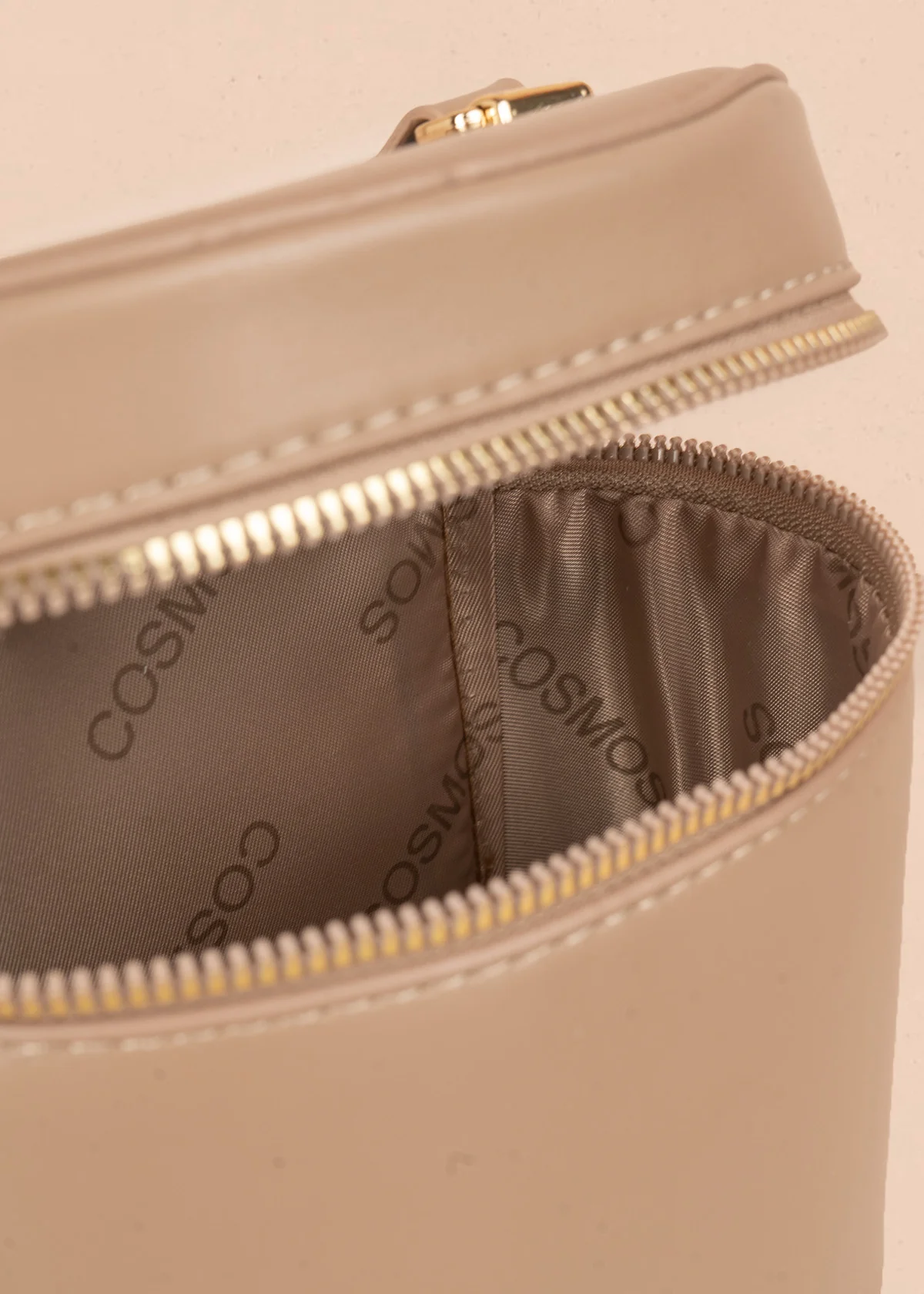 Bolso manos libres color moca diseño tipo mini baúl 106346 - Image 3