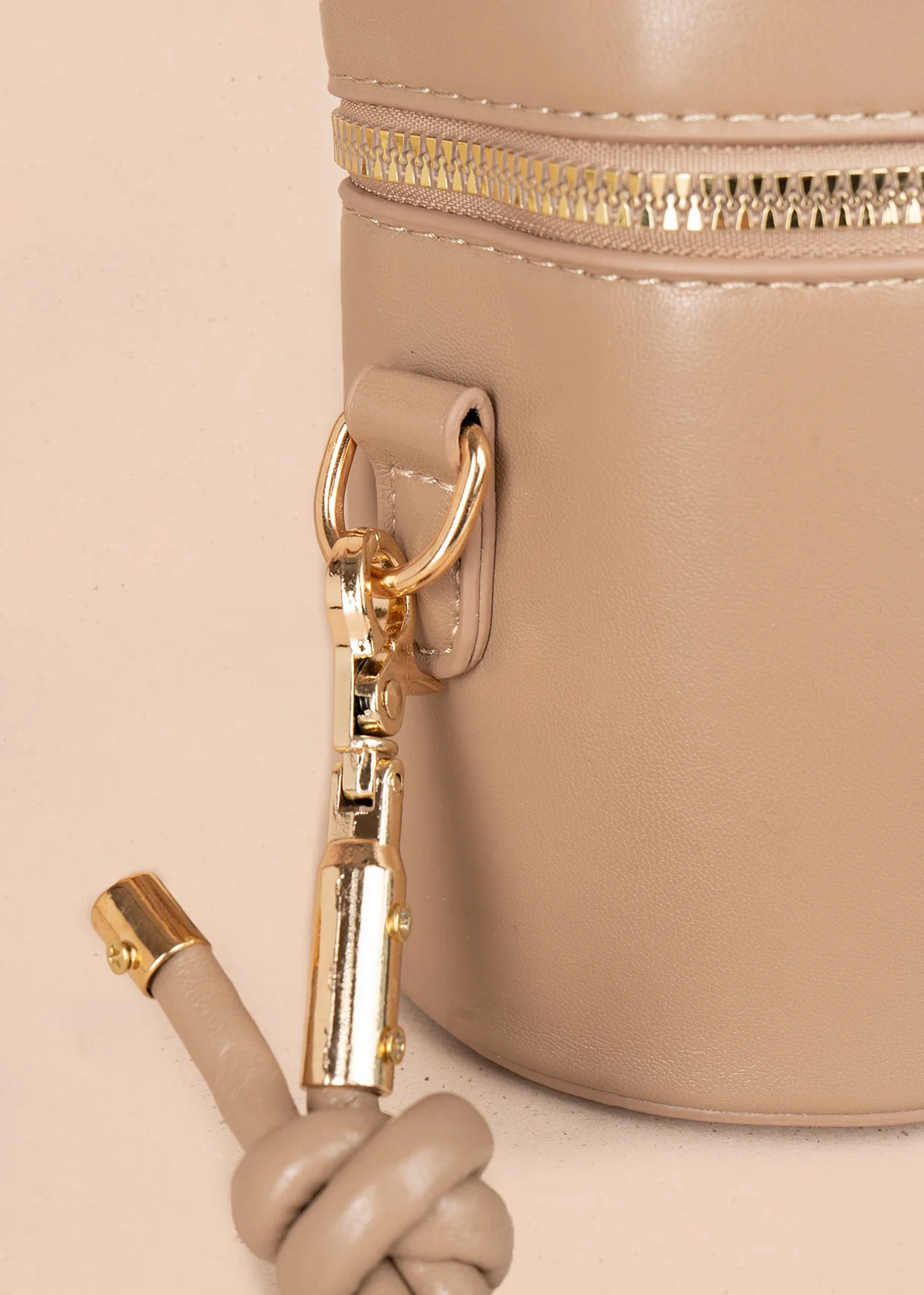 Bolso manos libres color moca diseño tipo mini baúl 106346 - Image 6