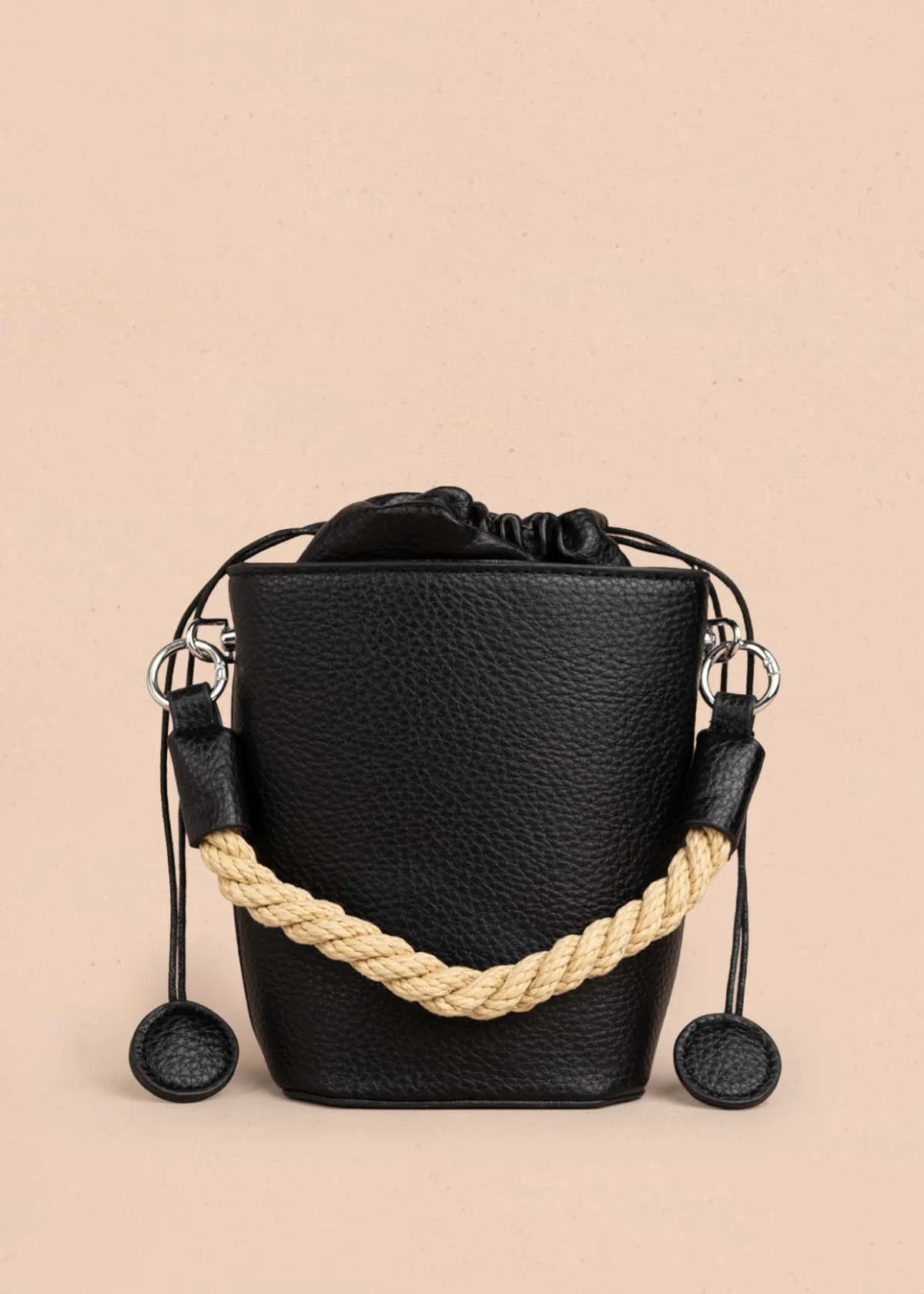 Bolso manos libres color negro con cierre cordón 106328 - Image 5