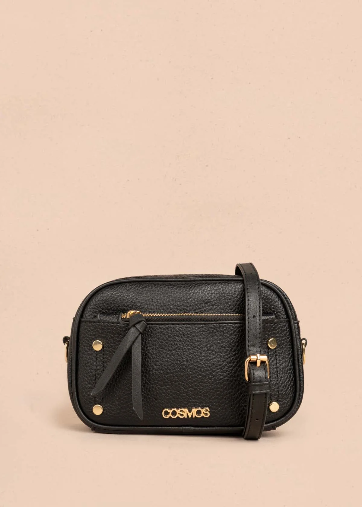 Bolso manos libres color negro con ribete y tachuelas doradas 106332