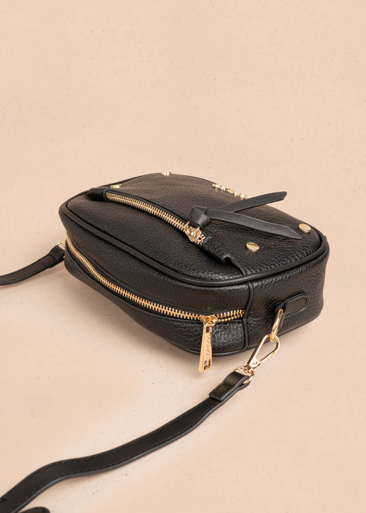 Bolso manos libres color negro con ribete y tachuelas doradas 106332 - Image 3