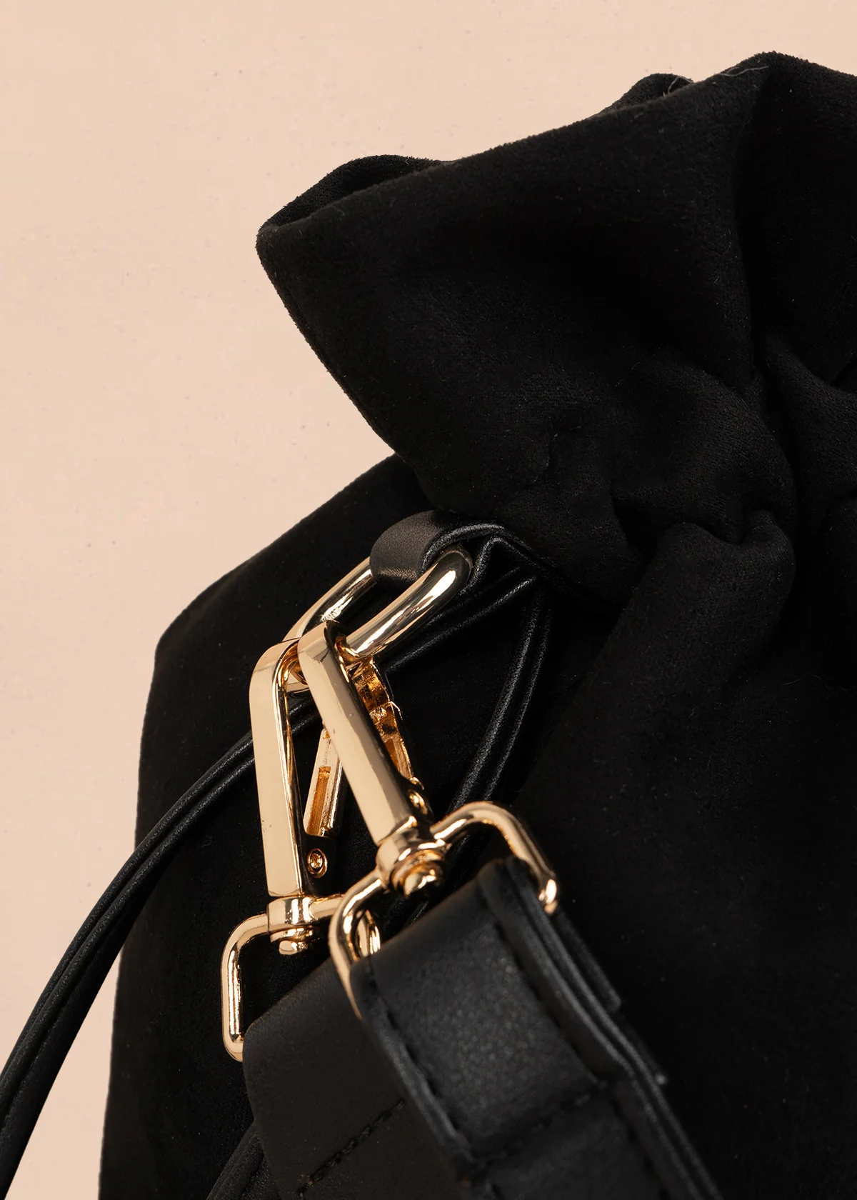 Bolso manos libres color negro con asa trenzada 106963 - Image 3