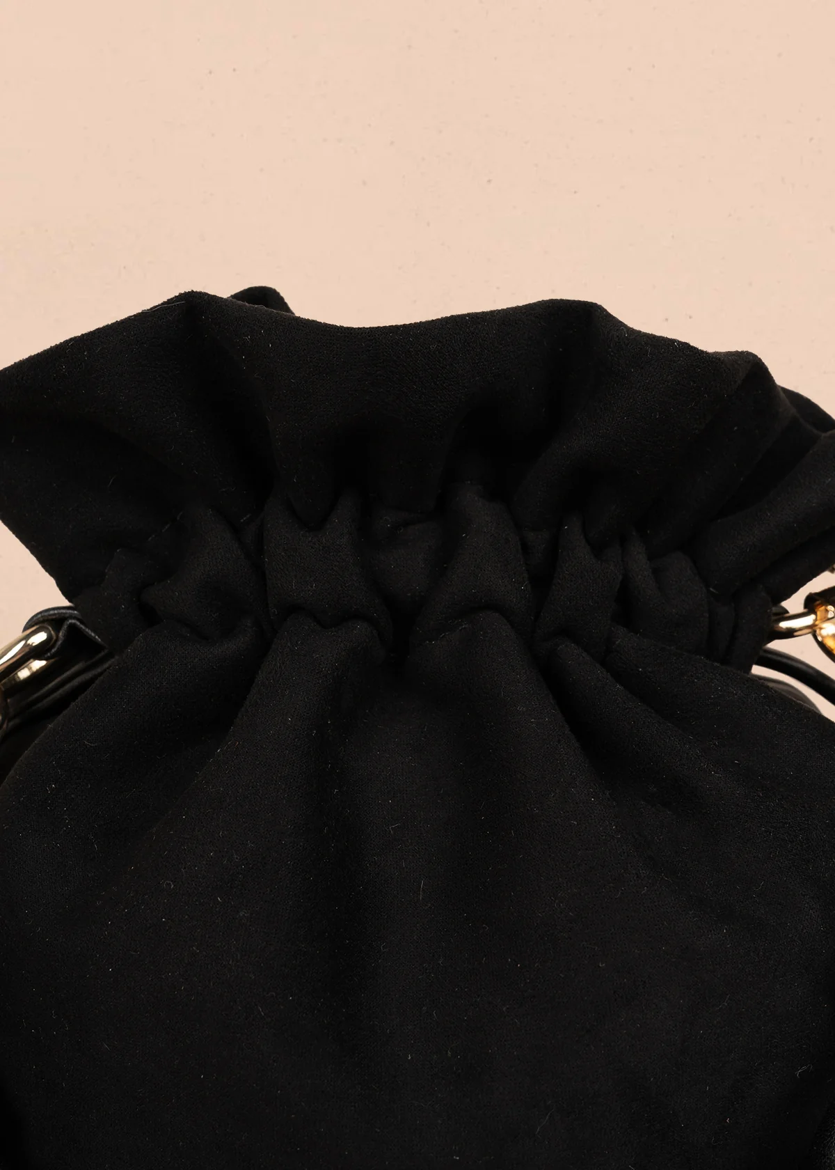 Bolso manos libres color negro con asa trenzada 106963 - Image 5