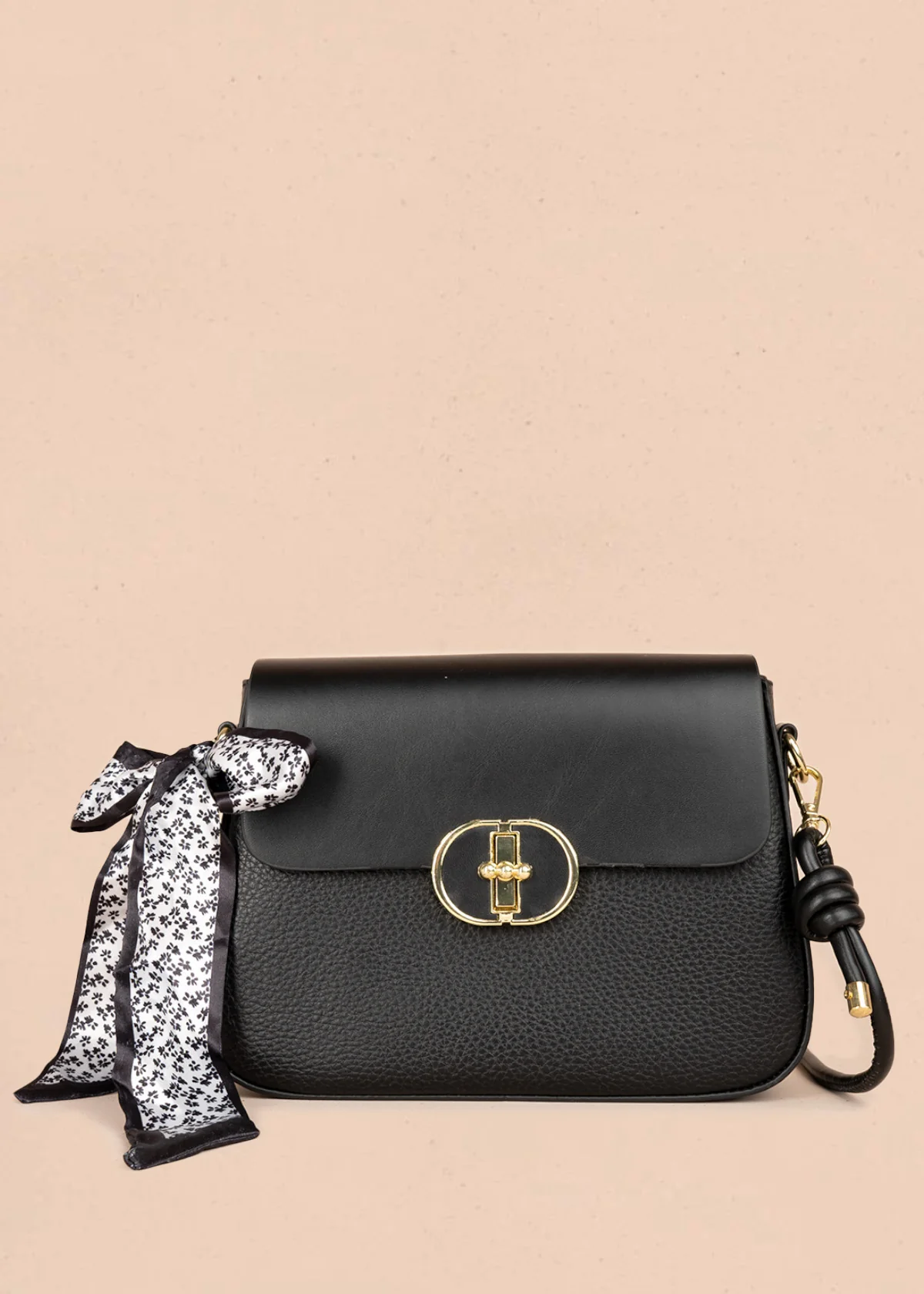 Bolso manos libres color negro con solapa lisa y pañoleta decorativa 106345
