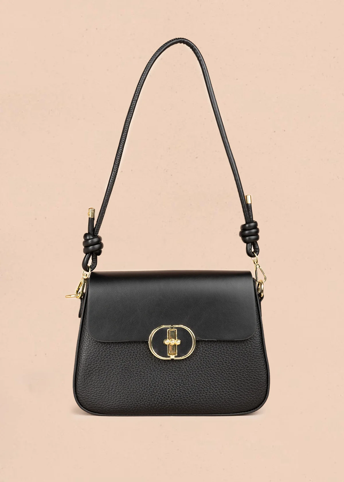 Bolso manos libres color negro con solapa lisa y pañoleta decorativa 106345 - Image 2