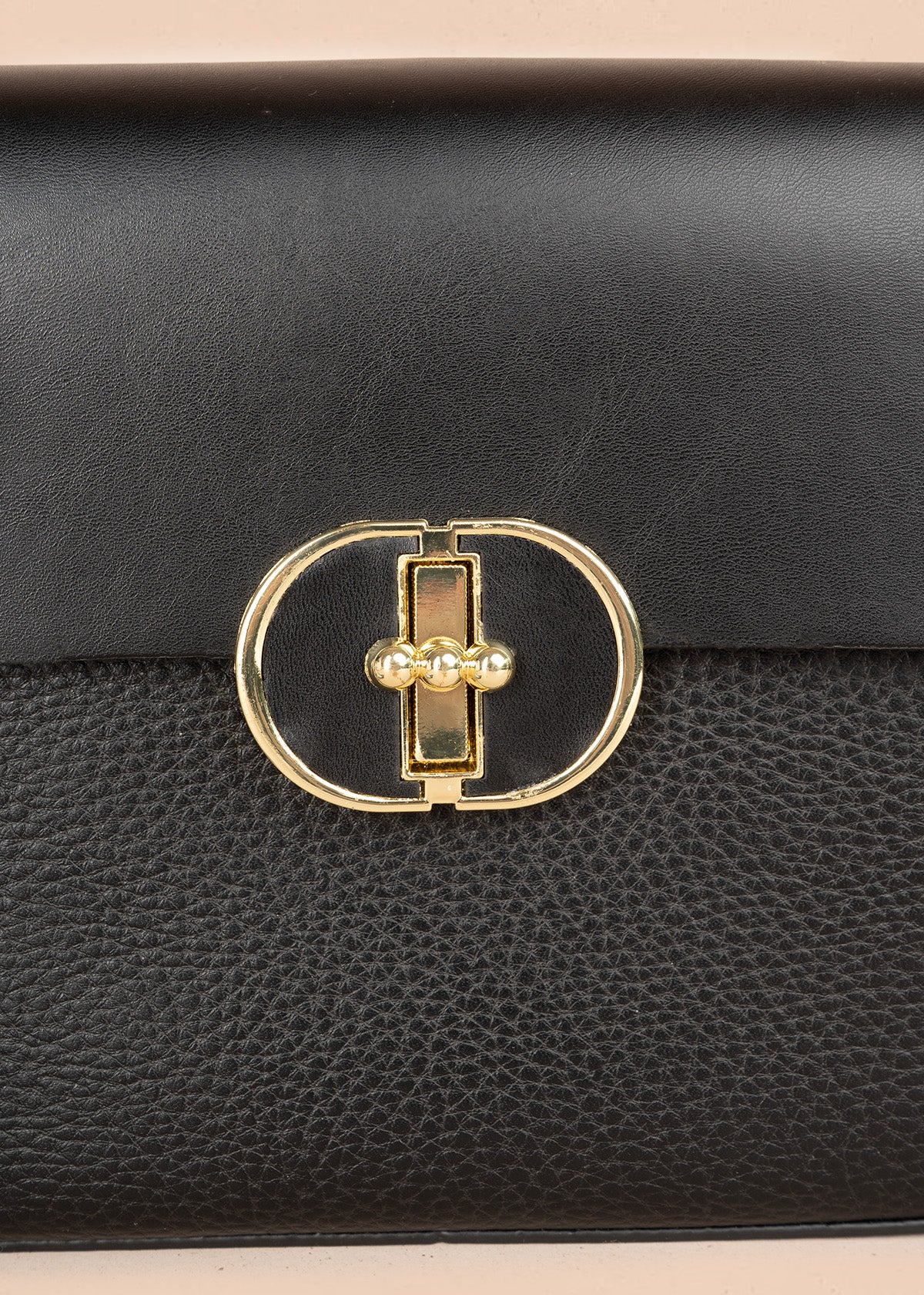 Bolso manos libres color negro con solapa lisa y pañoleta decorativa 106345 - Image 4