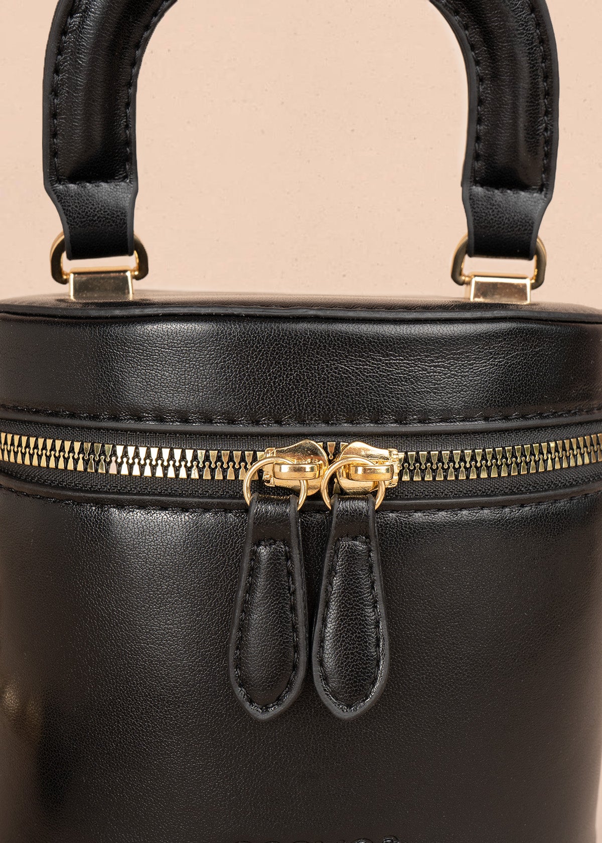 Bolso manos libres color negro diseño tipo mini baúl 106346 - Image 3