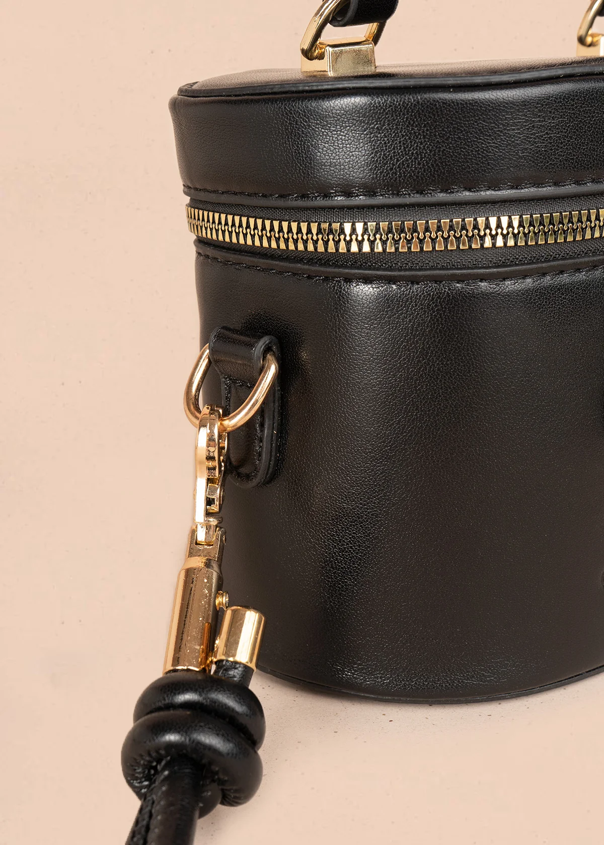 Bolso manos libres color negro diseño tipo mini baúl 106346 - Image 5