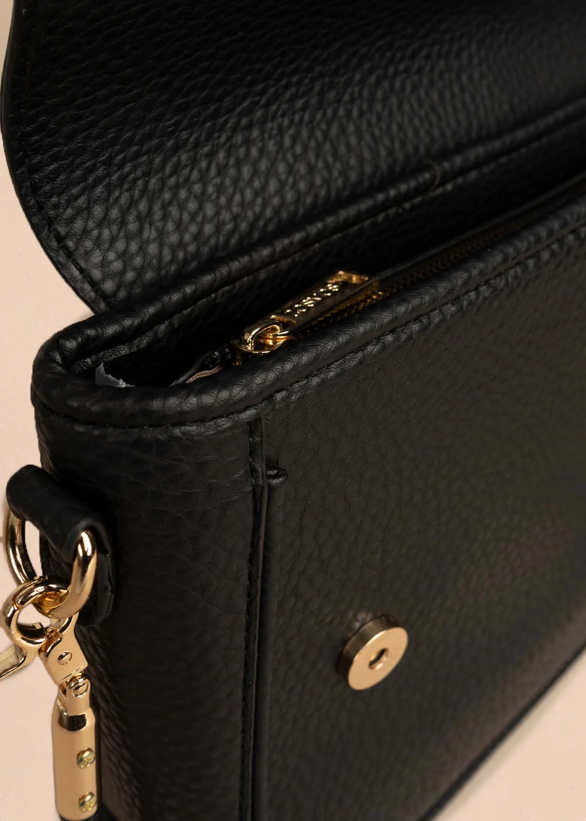 Bolso manos libres color negro texturizado 106325 - Image 4
