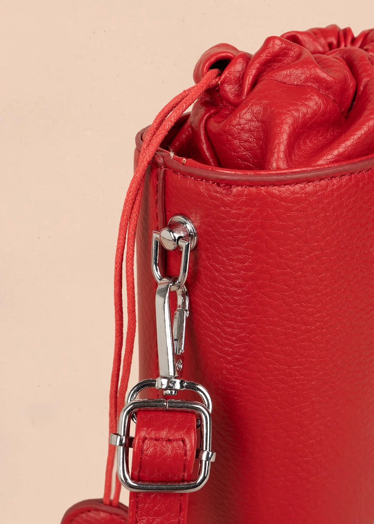 Bolso manos libres color rojo con cierre cordón 106328 - Image 3