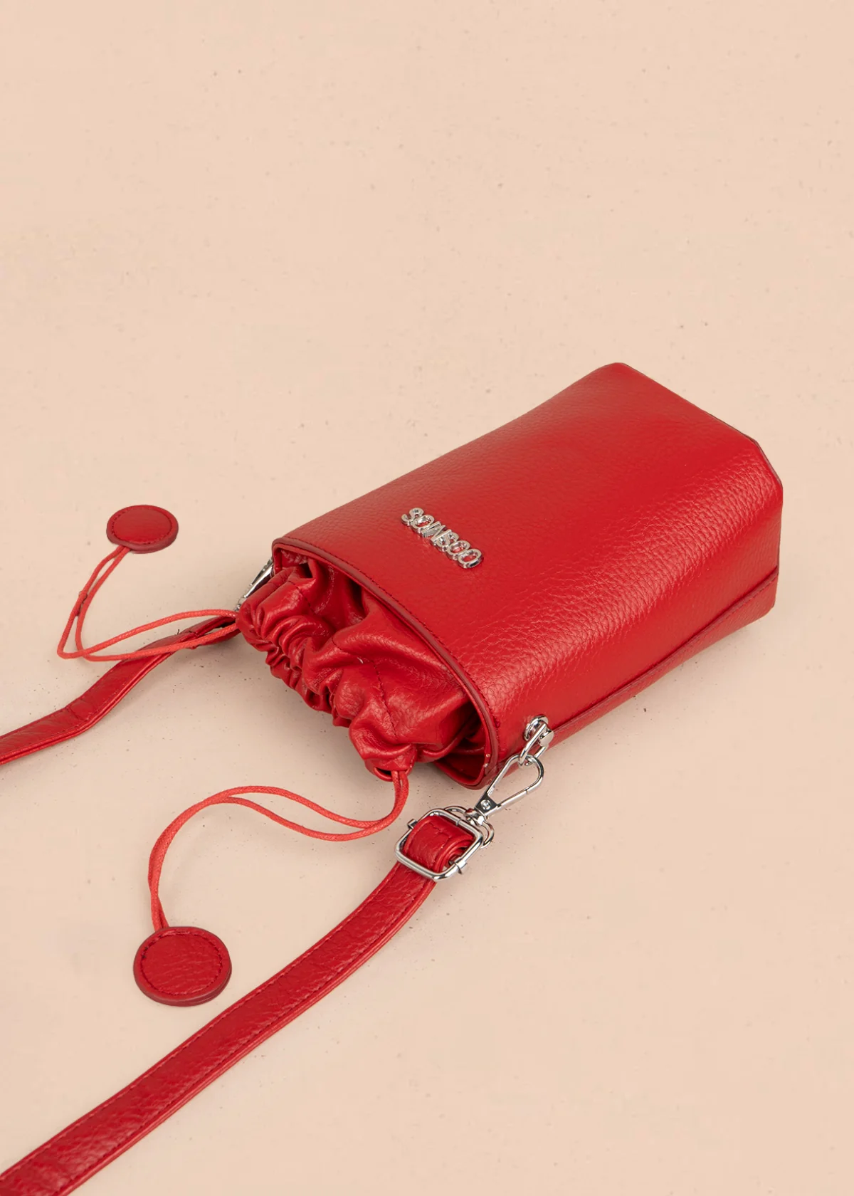 Bolso manos libres color rojo con cierre cordón 106328 - Image 4