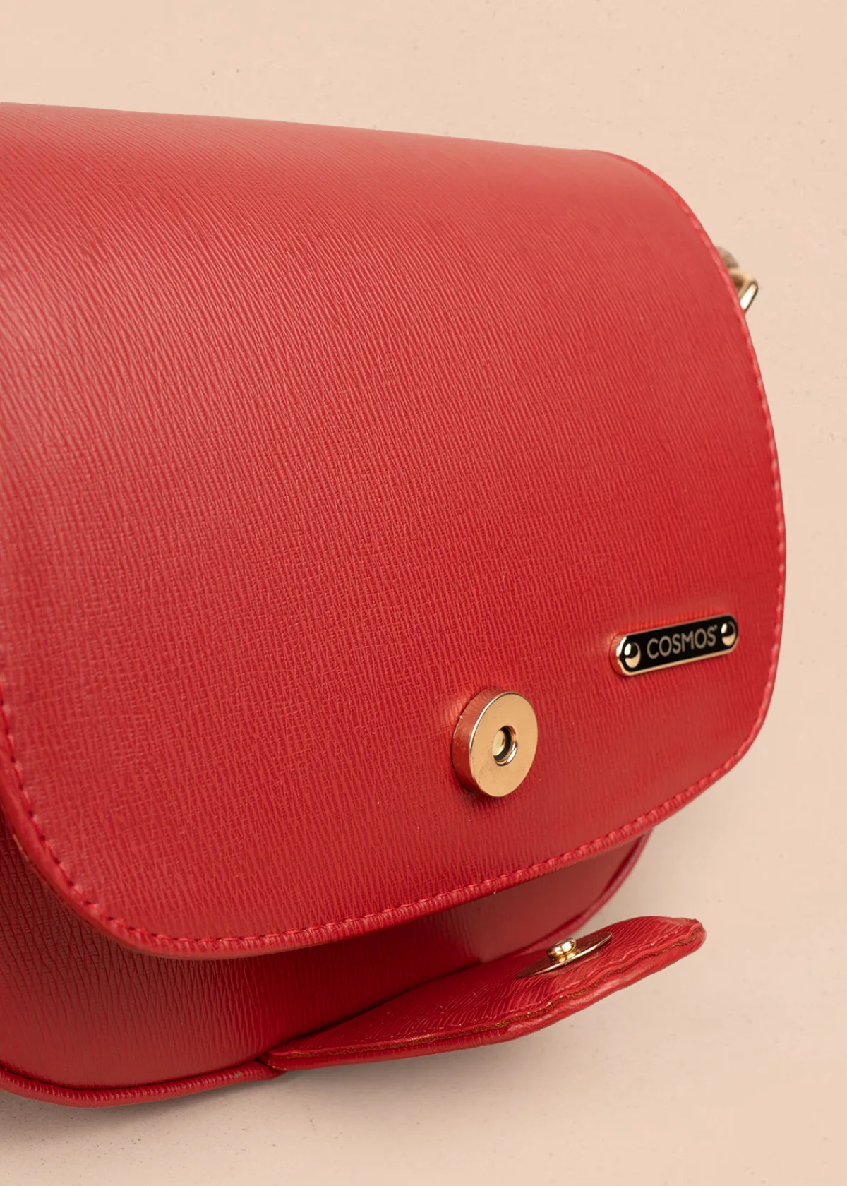 Bolso manos libres color rojo con acabado texturizado 106962 - Image 5