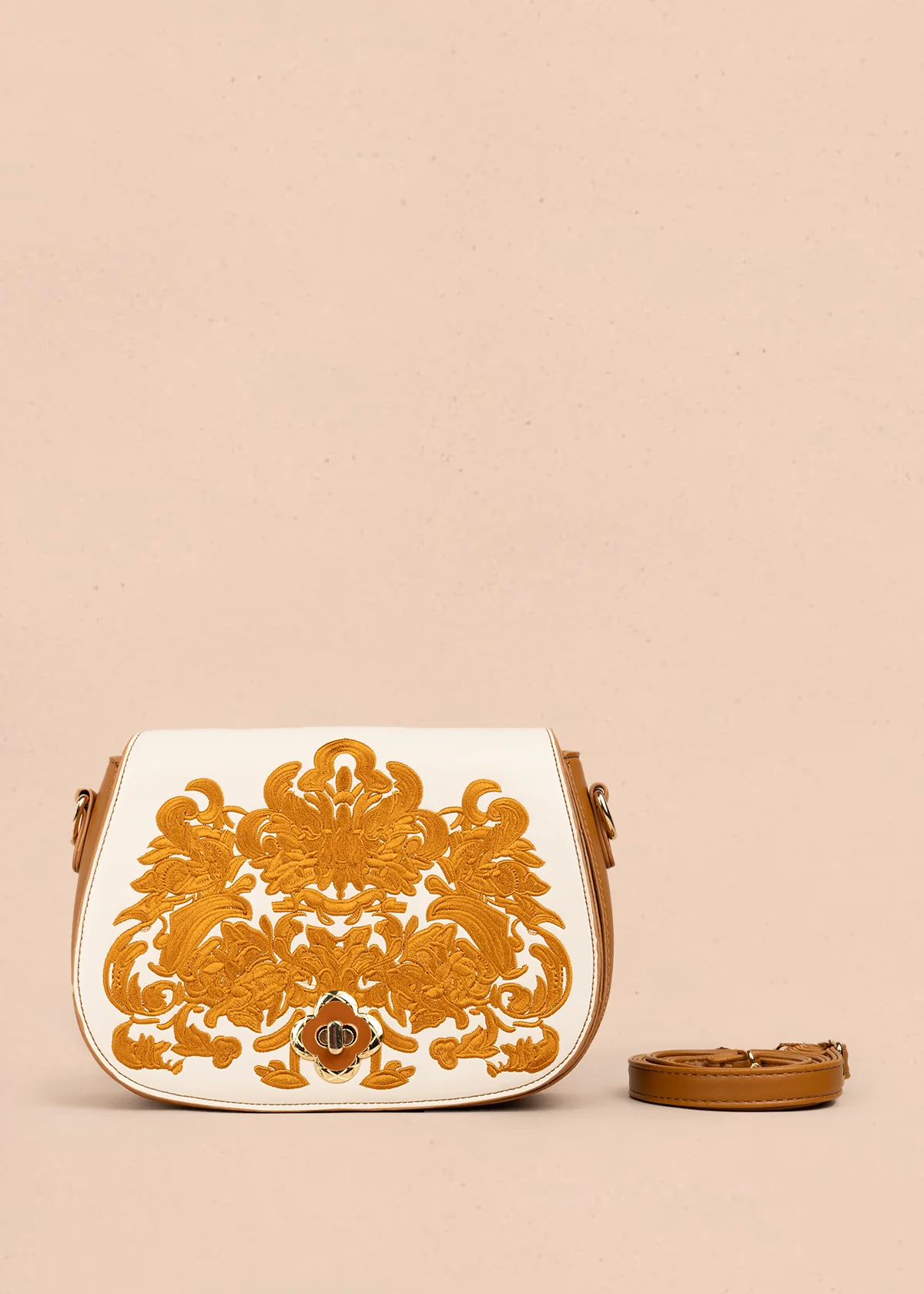 Bolso manos libres color miel con bordado y detalles dorados 106180