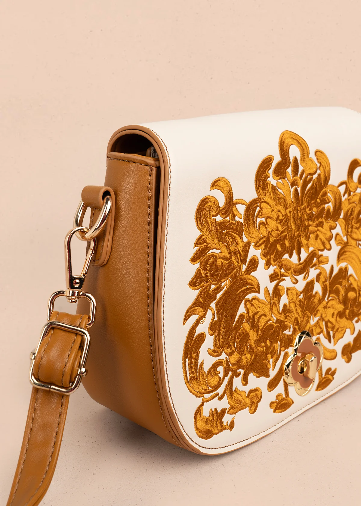 Bolso manos libres color miel con bordado y detalles dorados 106180 - Image 3