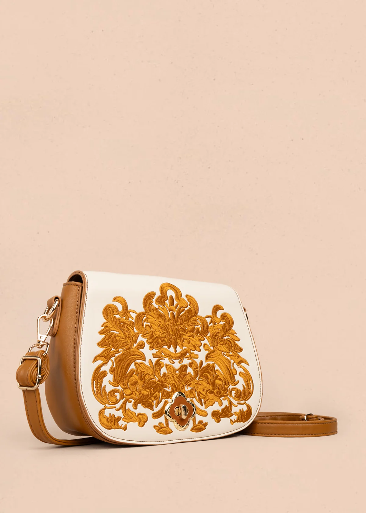 Bolso manos libres color miel con bordado y detalles dorados 106180 - Image 5
