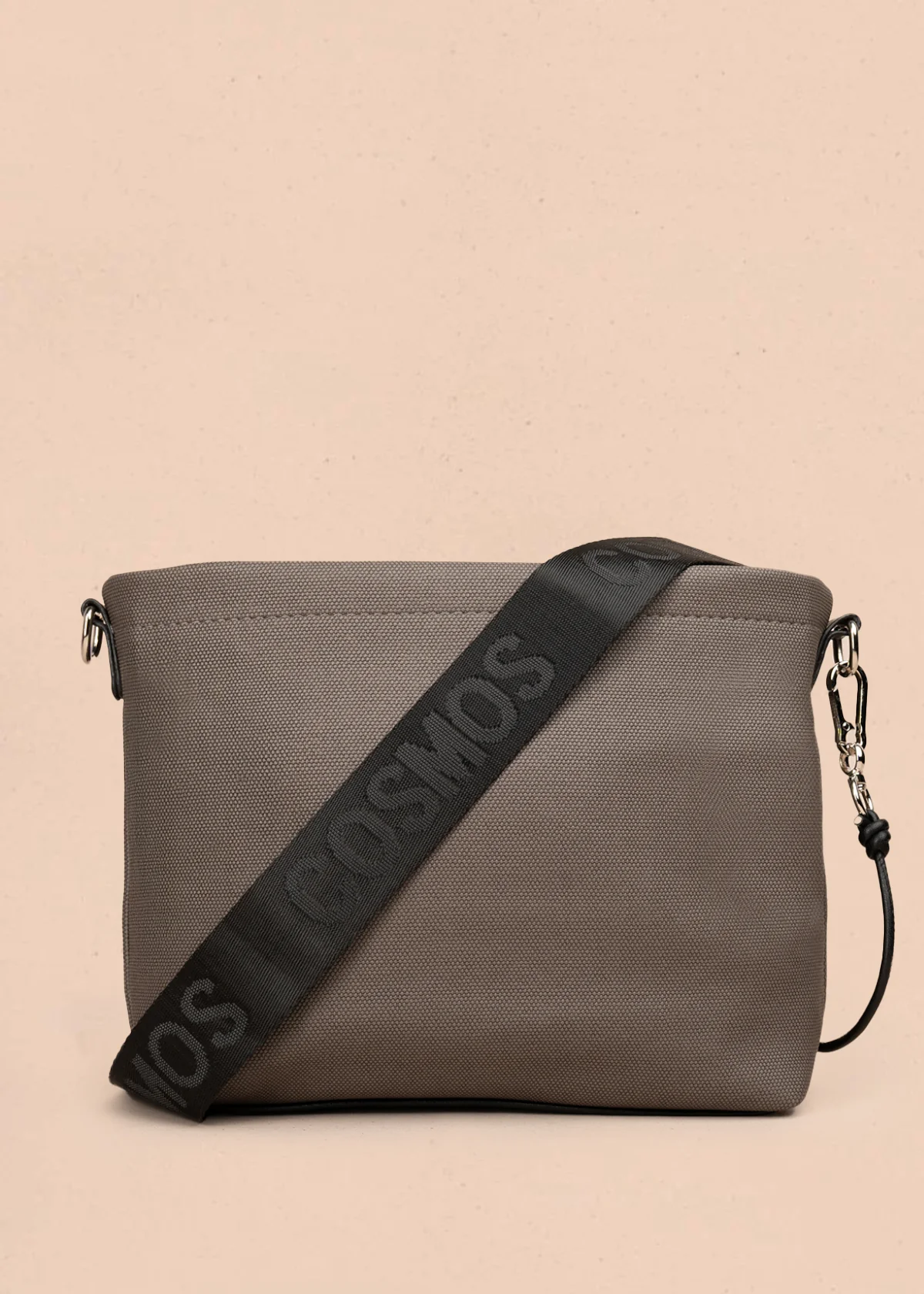 Bolso manos libres color gris con asa negra y bolsillo frontal 106982 - Image 2