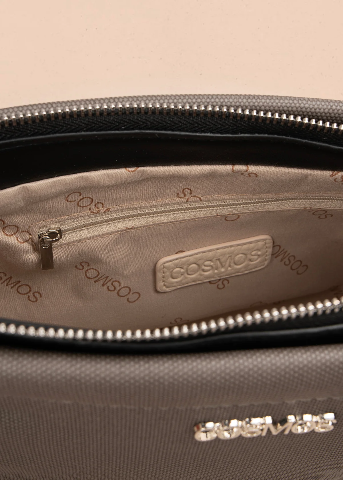 Bolso manos libres color gris con asa negra y bolsillo frontal 106982 - Image 5
