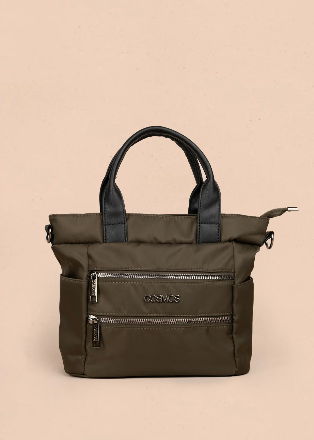 Bolso manos libres color verde con doble bolsillo frontal y herrajes plateados 106184