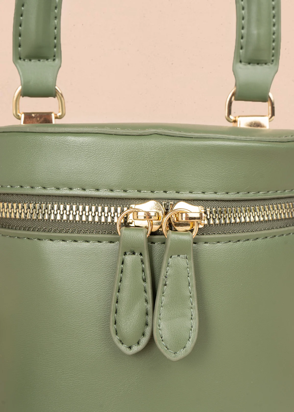 Bolso manos libres color verde diseño tipo mini baúl 106346 - Image 6