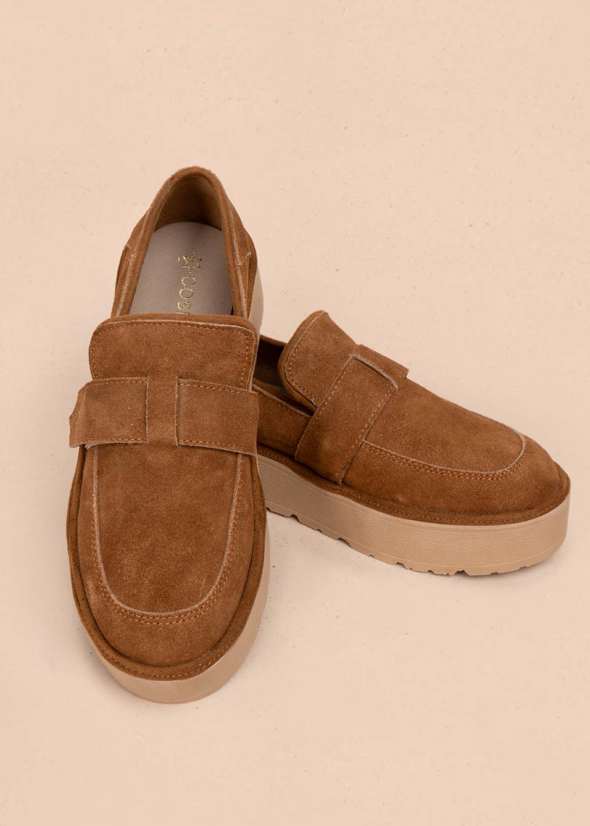 Mocasín en cuero color miel con correa cruzada 105908 - Image 4
