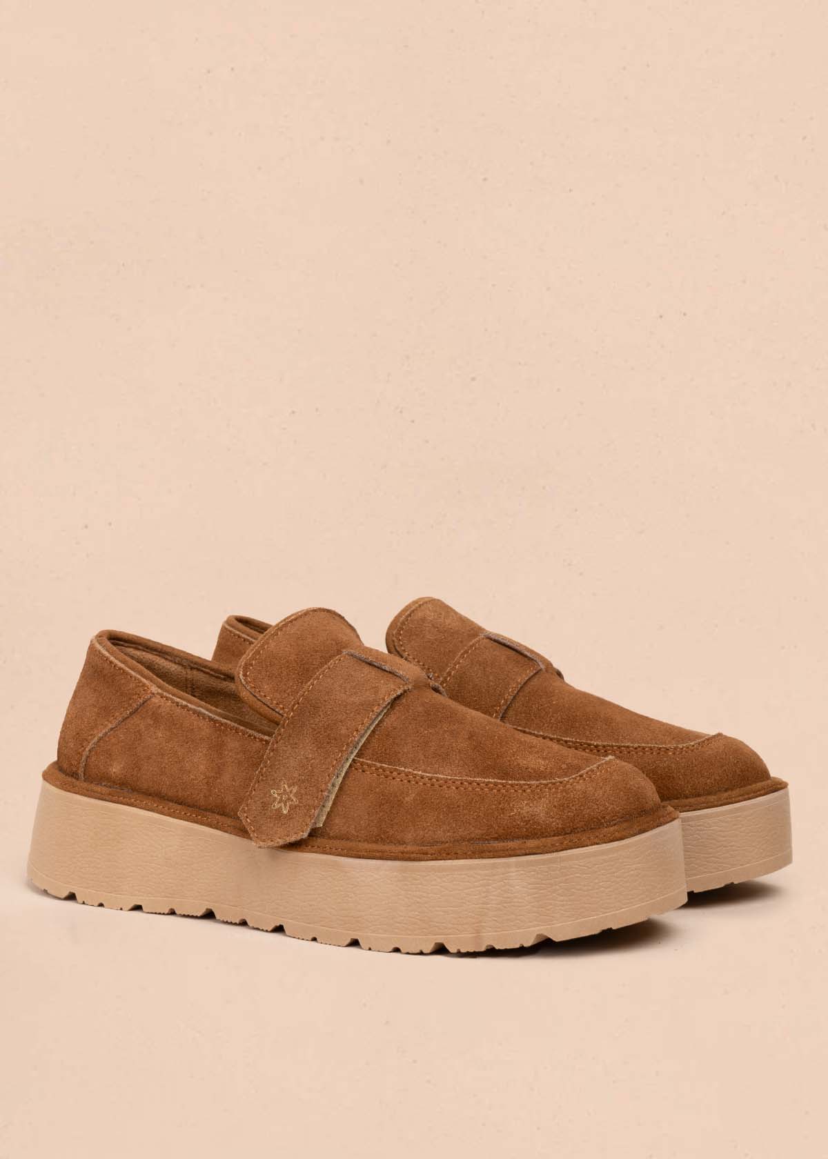Mocasín en cuero color miel con correa cruzada 105908 - Image 5