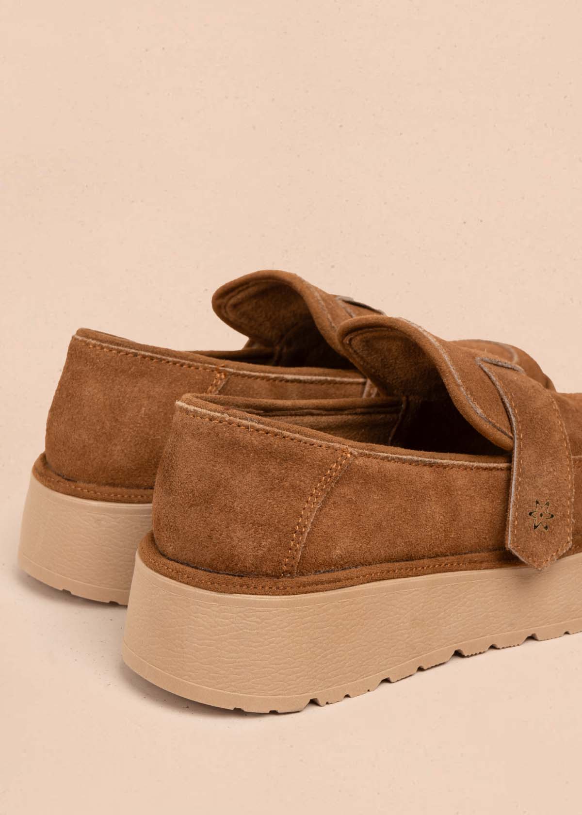 Mocasín en cuero color miel con correa cruzada 105908 - Image 6