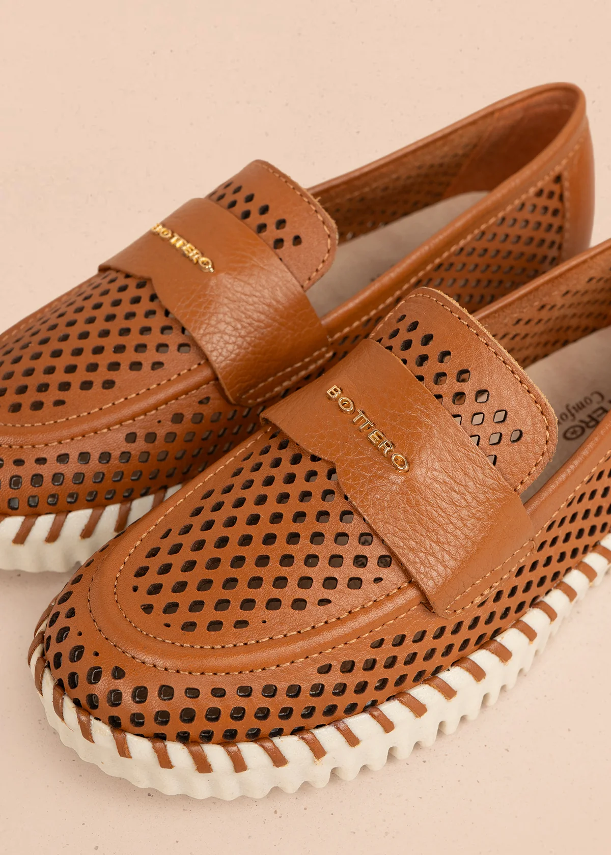 Mocasín en cuero color miel con perforaciones 105993 - Image 4