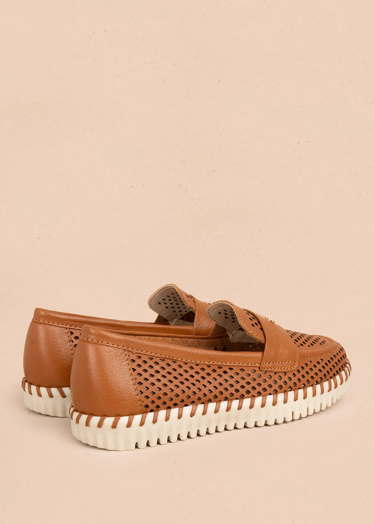 Mocasín en cuero color miel con perforaciones 105993 - Image 5