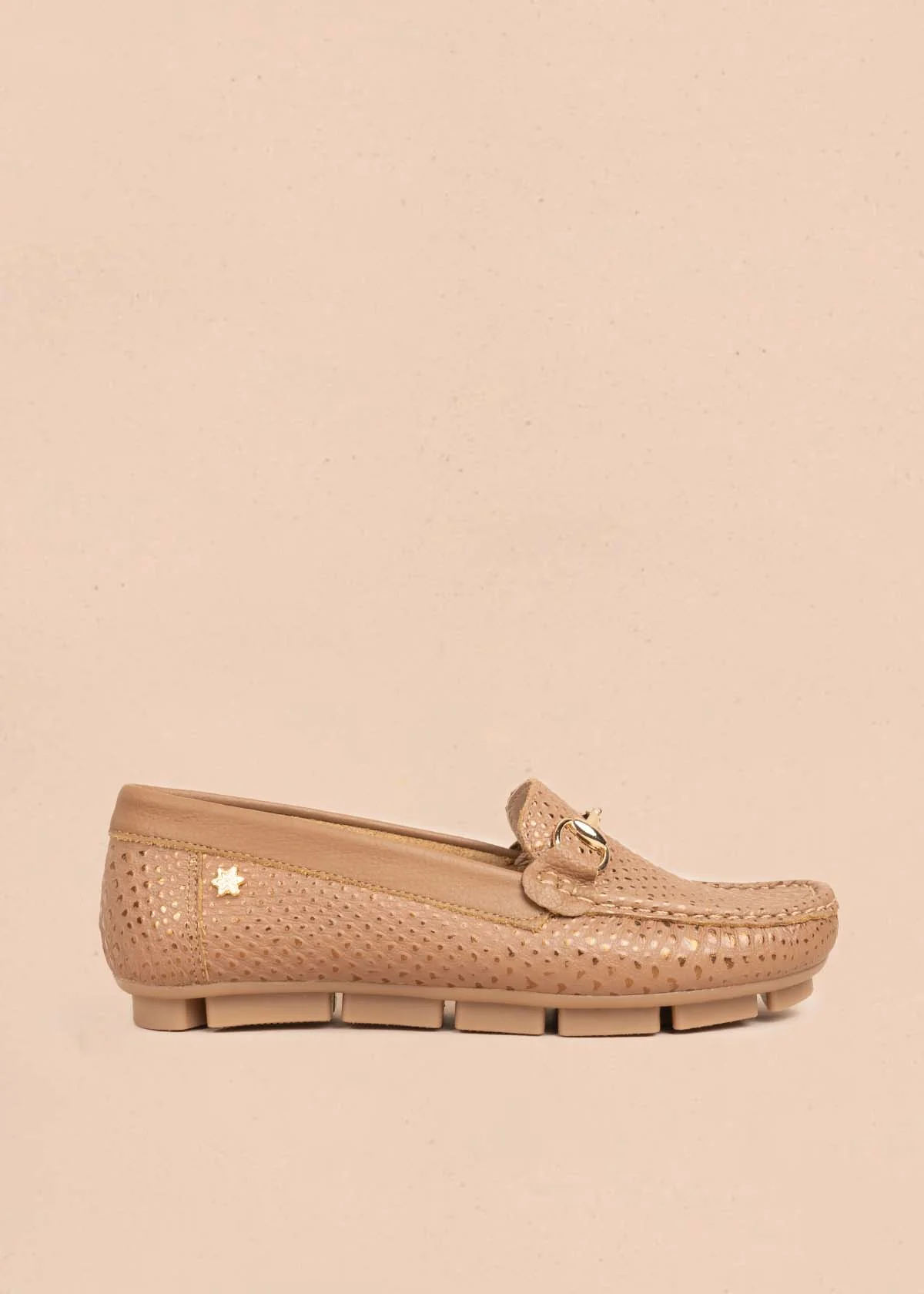 Mocasín en cuero color miel con textura croco y hebilla 106080