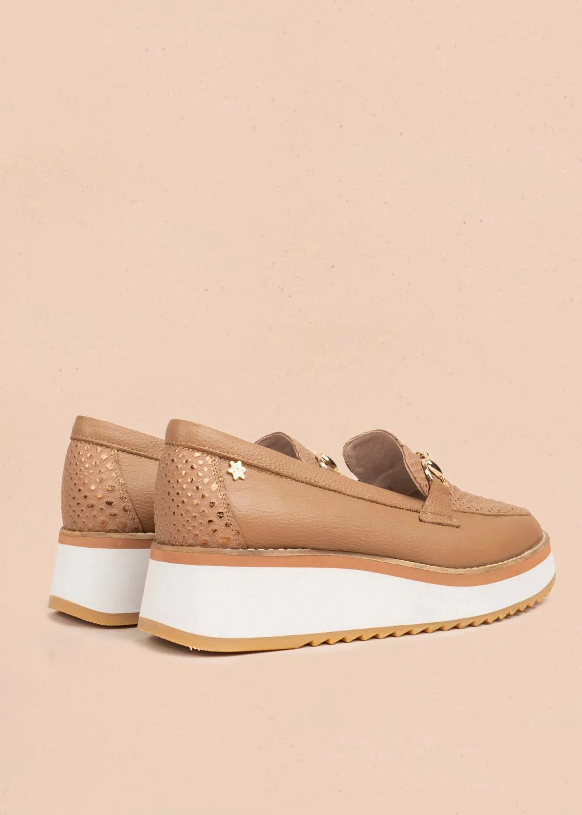 Mocasín en cuero color miel con textura croco y plataforma 106083 - Image 4