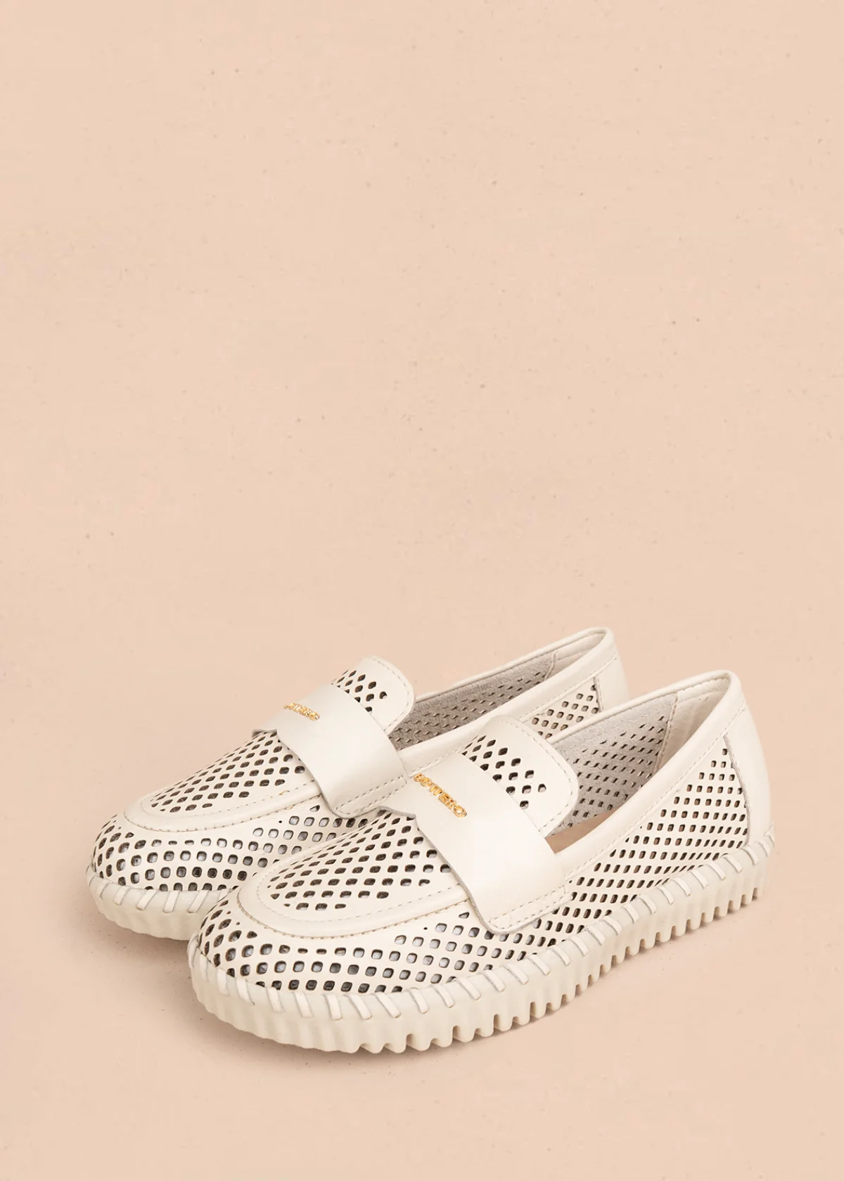 Mocasín en cuero color talco con perforaciones 105993 - Image 3