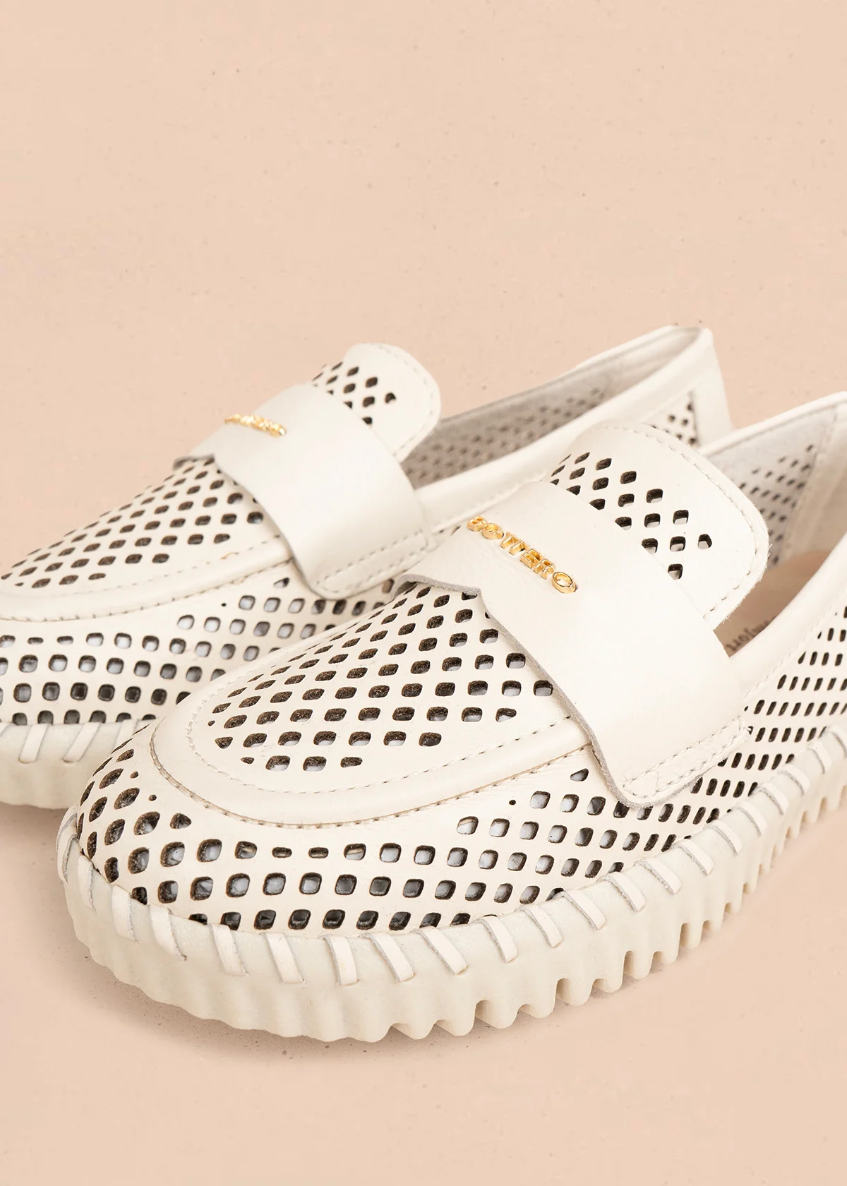 Mocasín en cuero color talco con perforaciones 105993 - Image 4