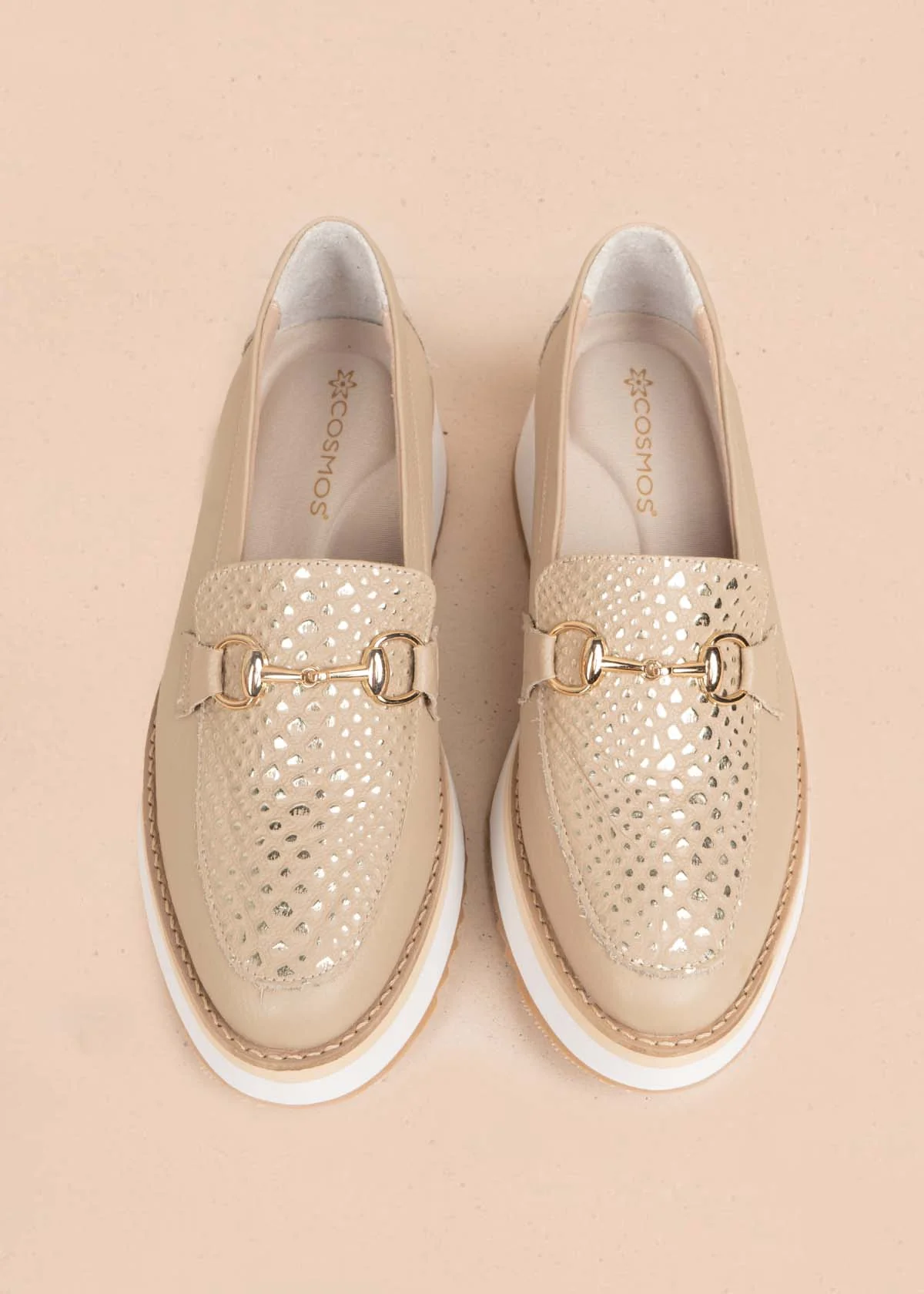 Mocasín en cuero color taupe con textura croco y plataforma 106083 - Image 3