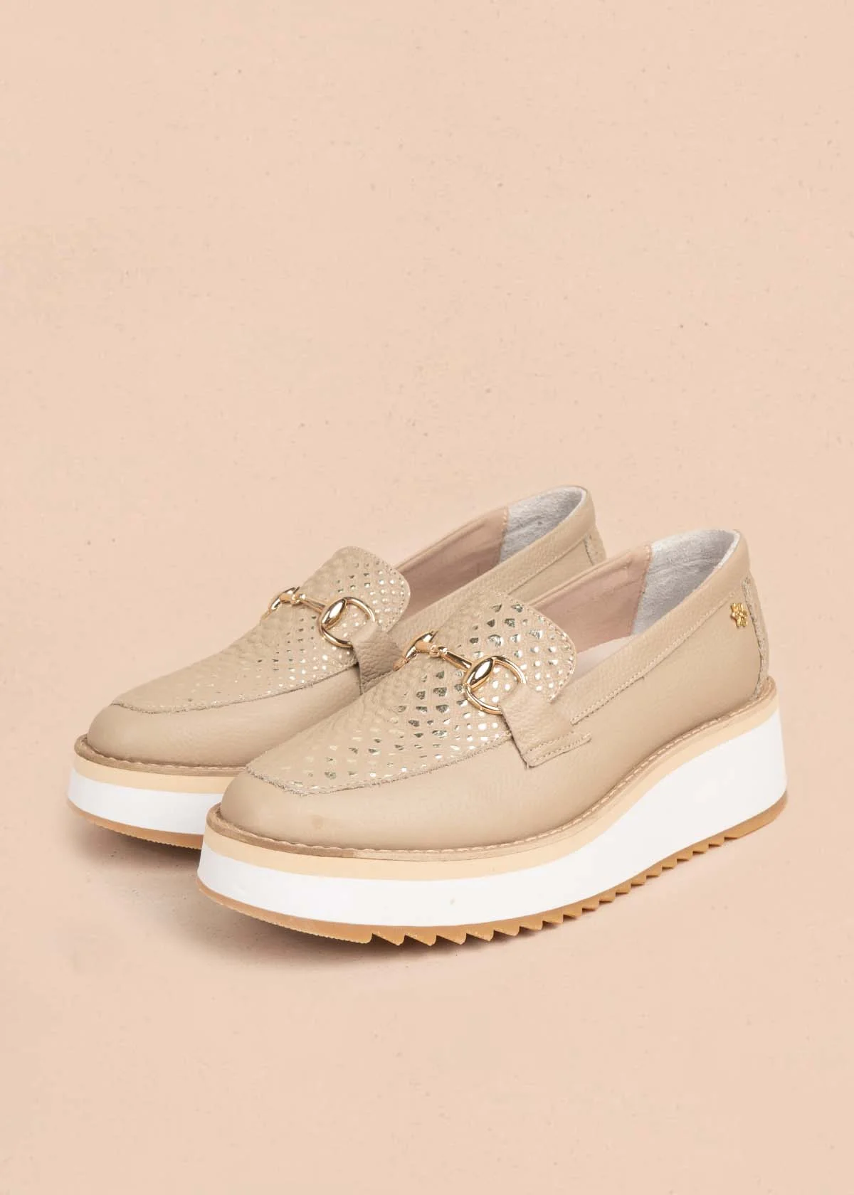 Mocasín en cuero color taupe con textura croco y plataforma 106083 - Image 5