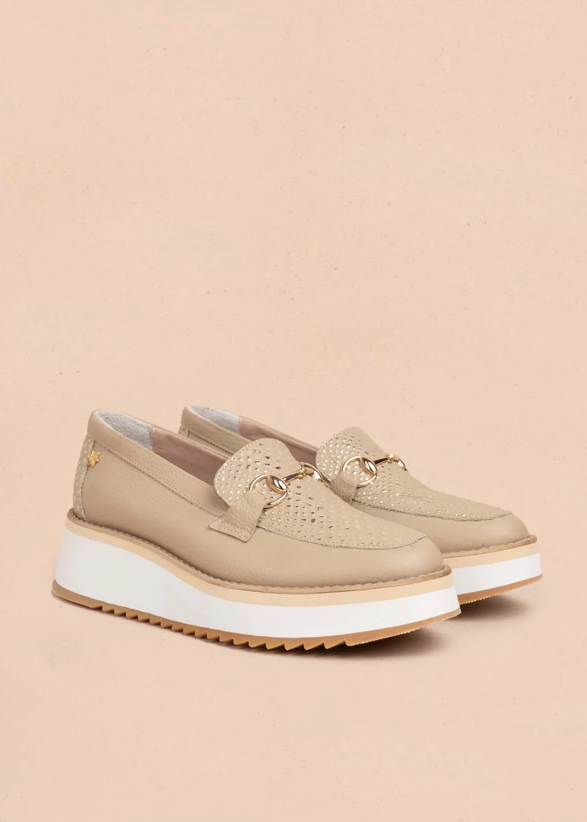Mocasín en cuero color taupe con textura croco y plataforma 106083 - Image 6