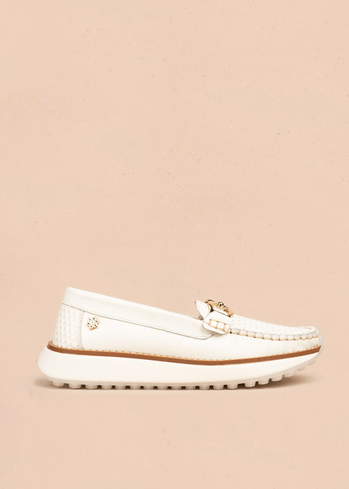 Mocasines de cuero color talco con detalle dorado y suela chunky 106551