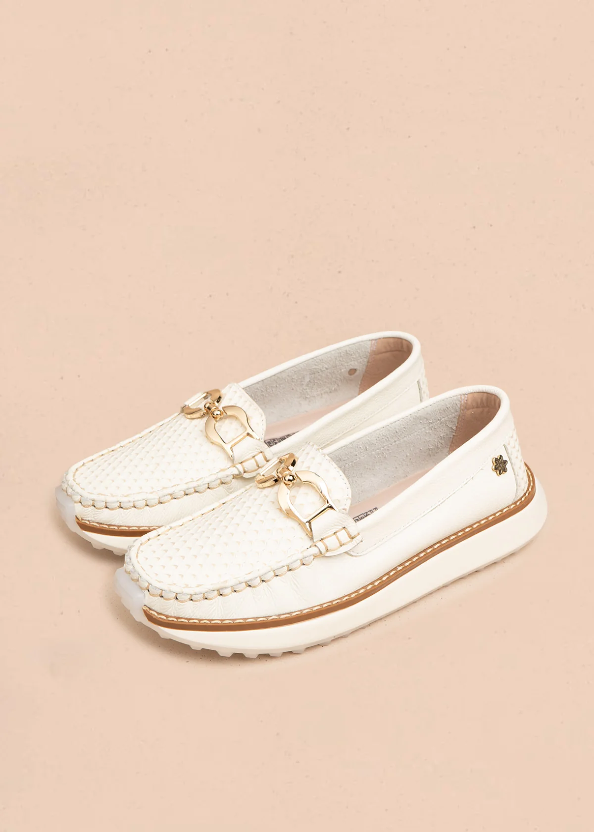 Mocasines de cuero color talco con detalle dorado y suela chunky 106551 - Image 4
