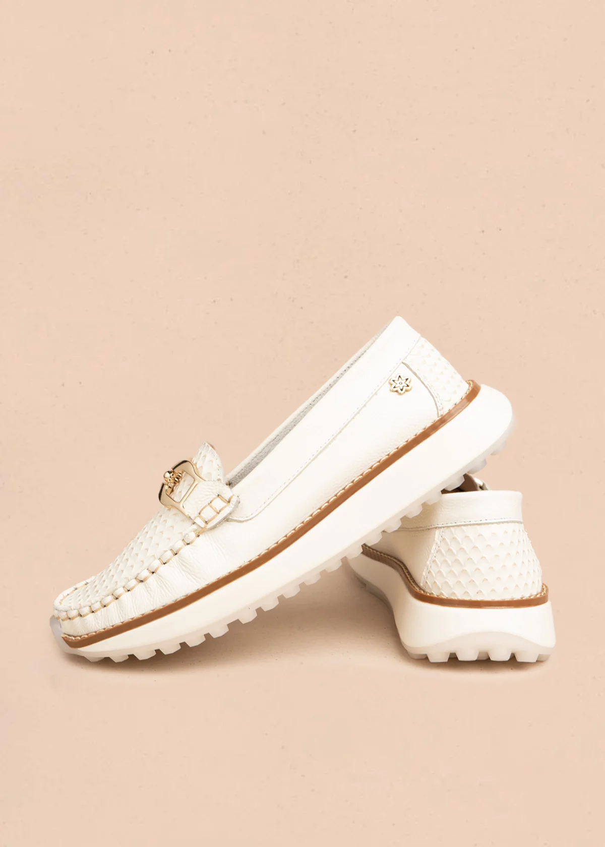 Mocasines de cuero color talco con detalle dorado y suela chunky 106551 - Image 6