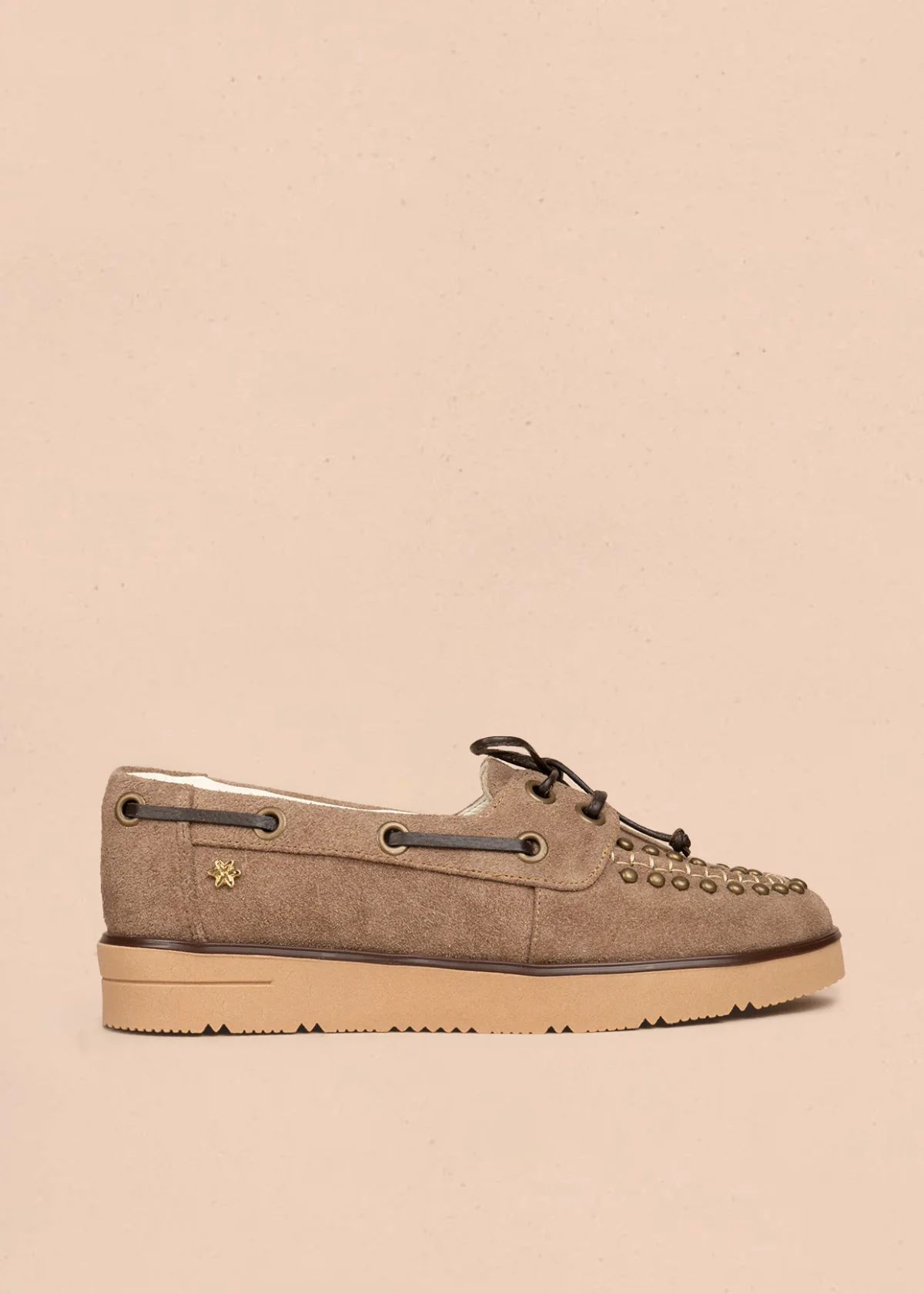 Mocasines de cuero color arena con cordones y taches en capellada 106491