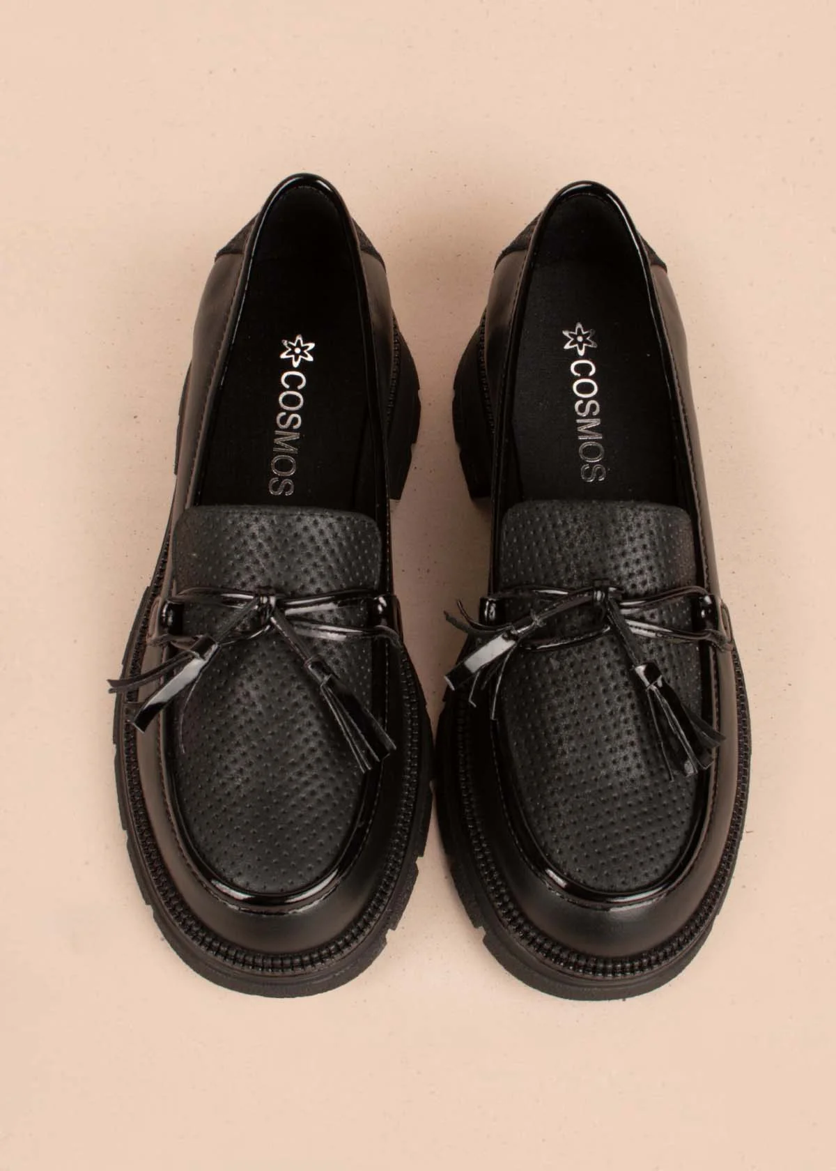 Mocasines en cuero color negro con perforaciones y penachos 105010 - Image 3