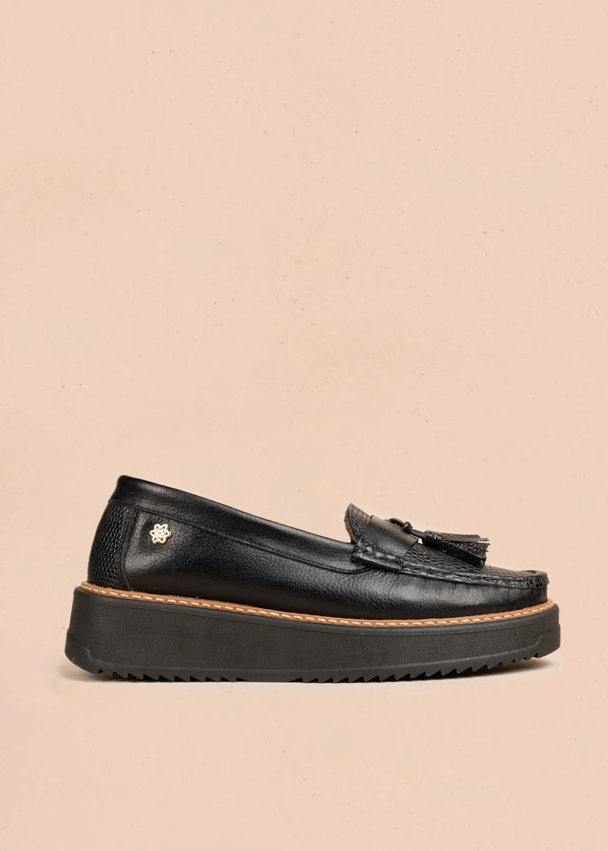 Mocasines en cuero color negro con detalle de borlas 106552