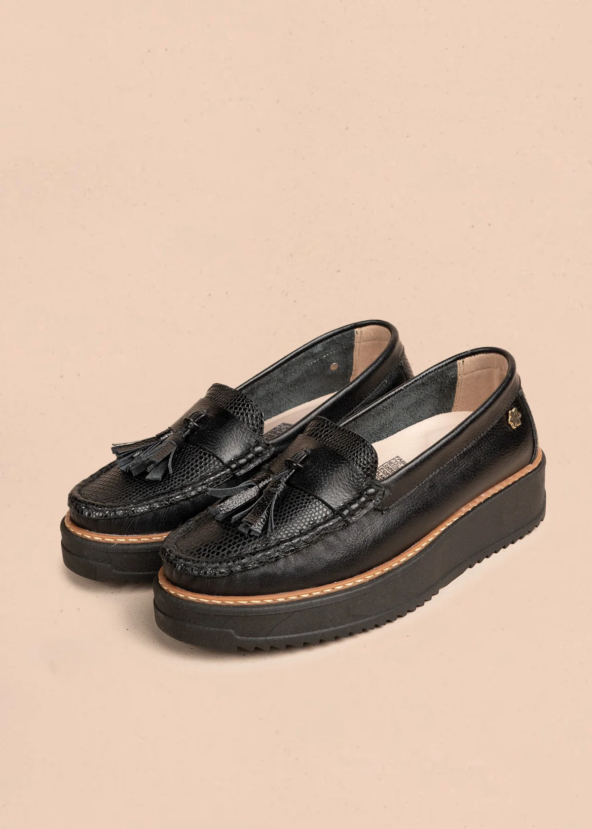 Mocasines en cuero color negro con detalle de borlas 106552 - Image 3