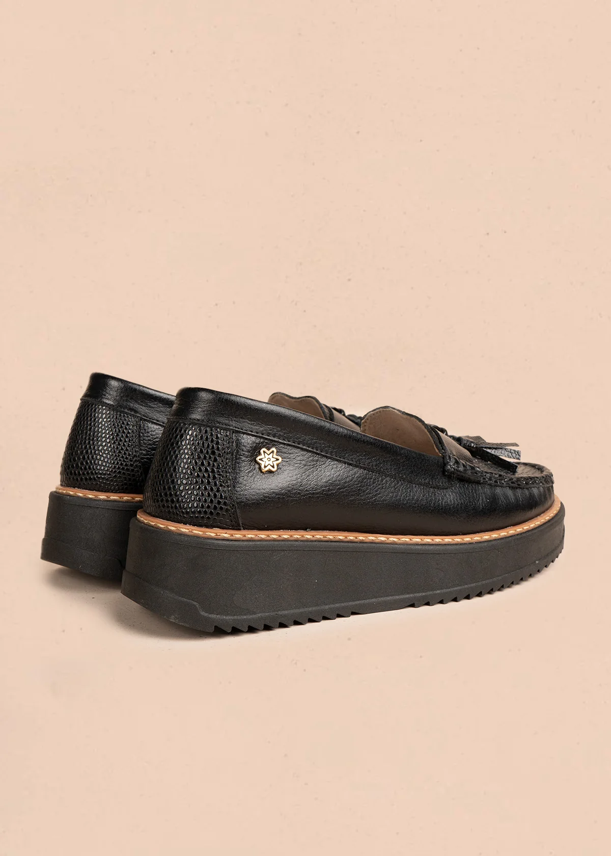 Mocasines en cuero color negro con detalle de borlas 106552 - Image 4