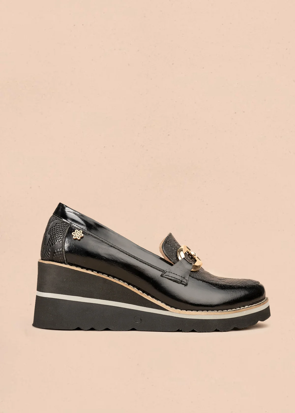 Mocasín en cuero color negro con plataforma y herrajes dorados 106589