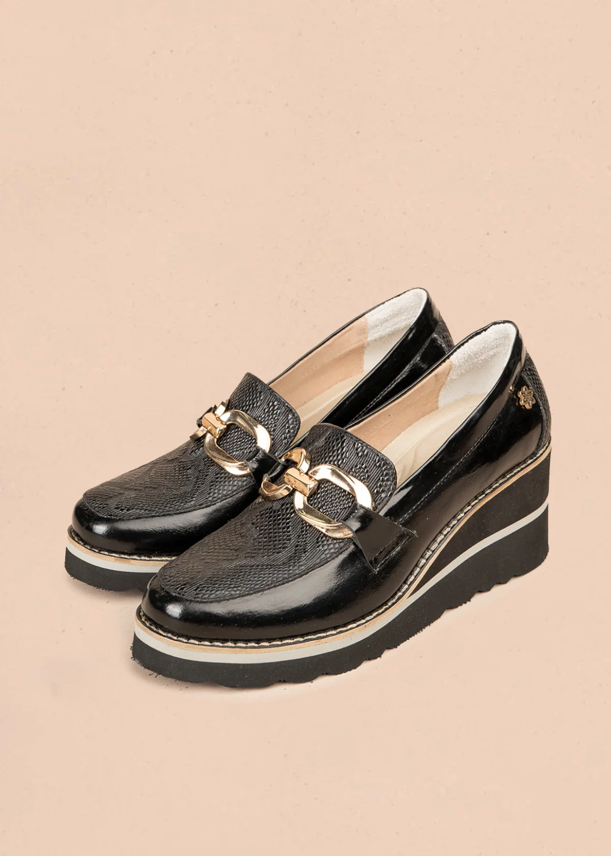 Mocasín en cuero color negro con plataforma y herrajes dorados 106589 - Image 2