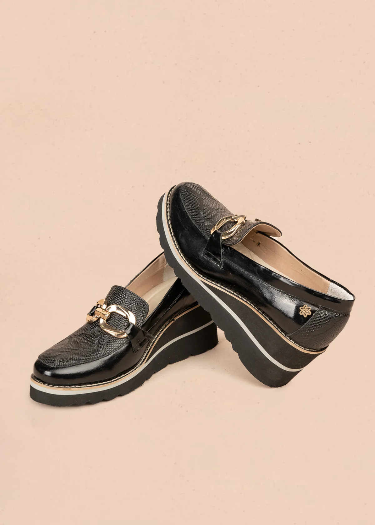 Mocasín en cuero color negro con plataforma y herrajes dorados 106589 - Image 3