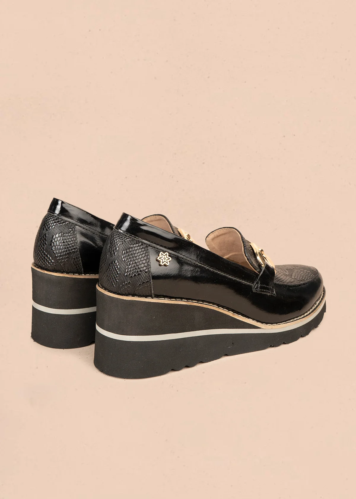 Mocasín en cuero color negro con plataforma y herrajes dorados 106589 - Image 4