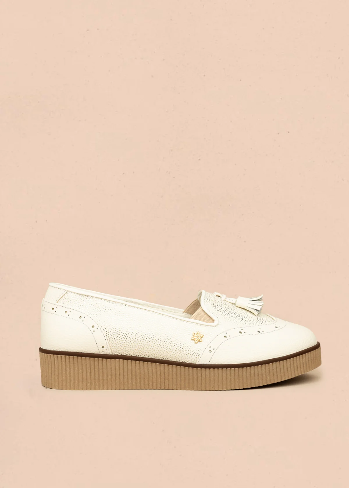 Mocasines de cuero color talco con folia y borlas 106465