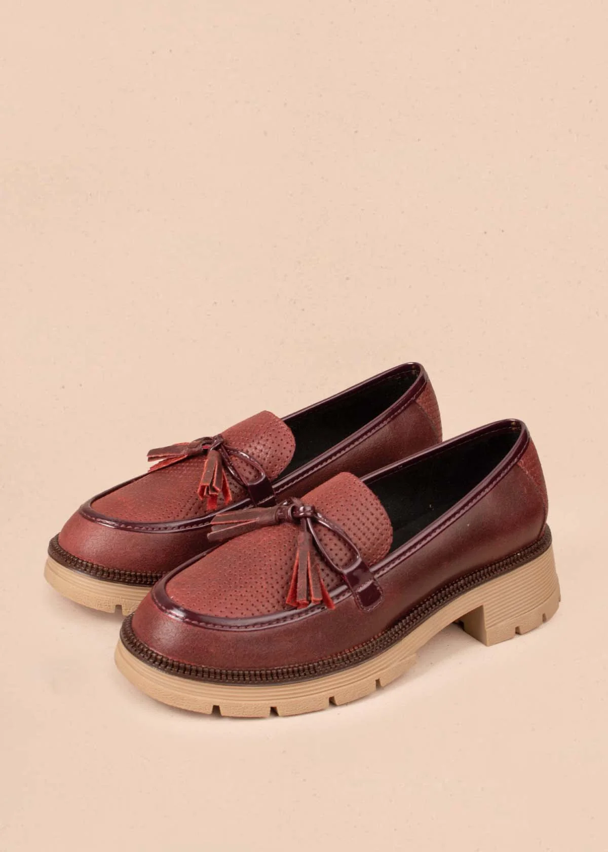 Mocasines en cuero color vinotinto con perforaciones y penachos 105010 - Image 6