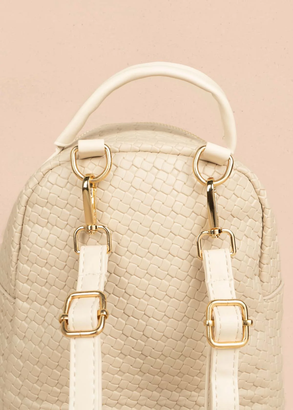 Morral color beige con bolsillo delantero y textura trenzada 106324 - Image 3